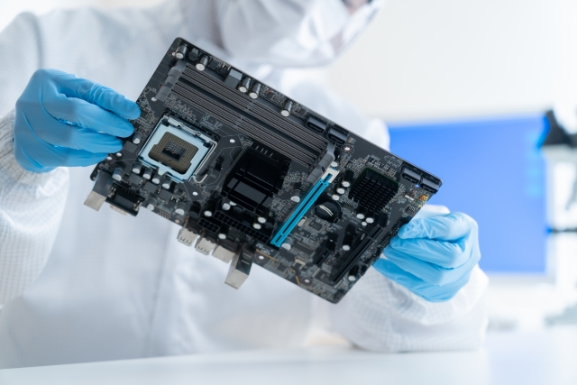 なんか厳つい精密機器みたいなのを持っている人