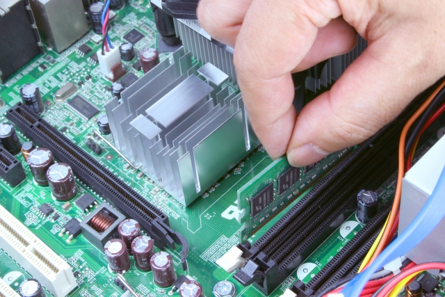 なんか機械の中身いじっている人